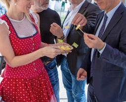 Cem Özdemir, Bundesminister für Ernährung und Landwirtschaft, lässt sich Bio-Heumilchkäse auf der BMEL-Nachhaltigkeitskonferenz im Schloss Kirchberg Jagst schmecken